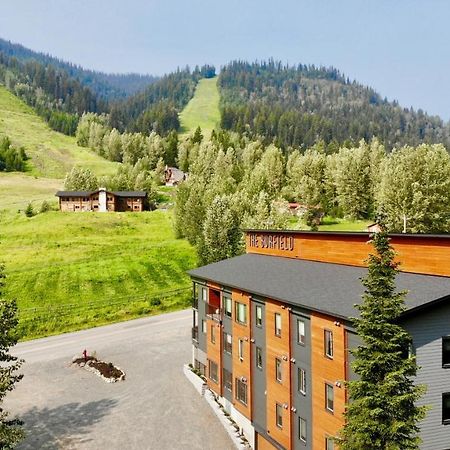 The Burfield Hotel Sun Peaks Exterior foto