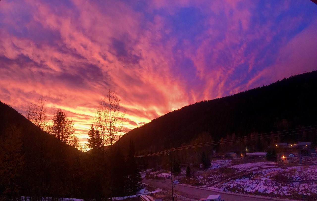 The Burfield Hotel Sun Peaks Exterior foto