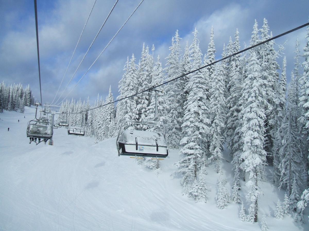 The Burfield Hotel Sun Peaks Exterior foto